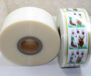 "食品復(fù)合膜是由PE等薄膜材料符合而成， 廣泛適用于包裝、食品、藥品等產(chǎn)品，具有環(huán)保、無臭無異味、熱封性能好、阻隔性好、遮光性強、耐油、強度高等特點。"