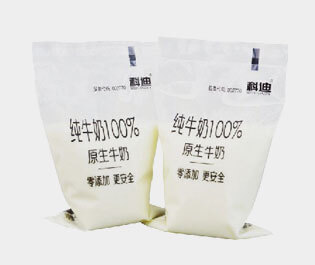 牛奶包裝袋是由三層或兩層共擠吹膜機生產(chǎn)而成。 成品膜印刷效果好，保香阻氧，安全衛(wèi)生，低碳環(huán)保，耐擠壓刺穿性強。