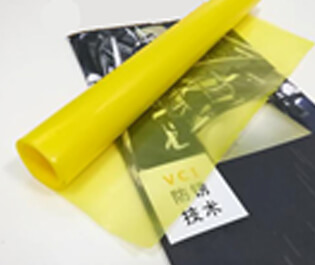 本公司采用三層共擠吹膜機，由內(nèi)層模體、中層模體、外層膜體組成，分別將三層共擠的膜體配方進行配比，配三種不同屬性的合金擠出機，配套合適的高精度模具和德系風(fēng)環(huán)，均勻混合擠出，一次性吹制的薄膜。本公司設(shè)備吹制的防銹膜在不破損的情況下，使用壽命長，防銹能力強，成本低等特點。